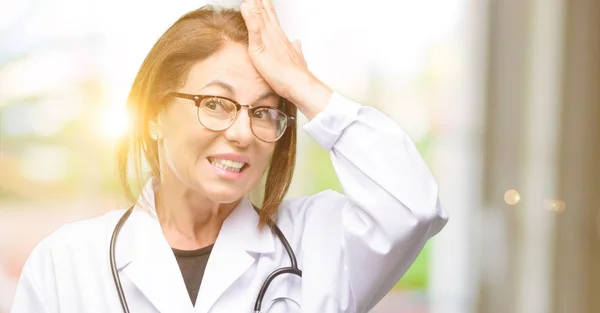 医者の女性 医療専門家の恐怖と緊張不安とパニックの身振りを表現する圧倒 — ストック写真