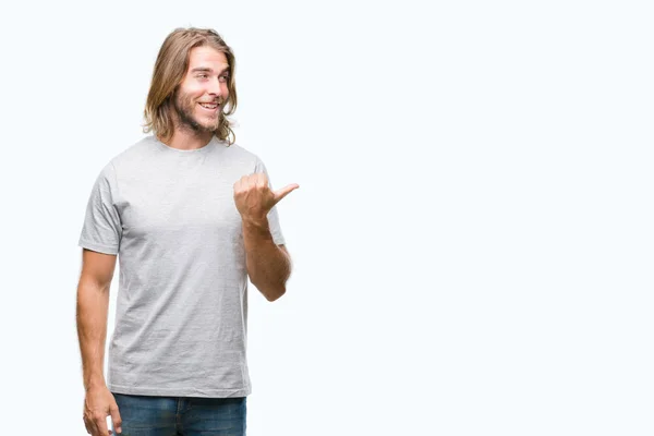 Joven Hombre Guapo Con Pelo Largo Sobre Fondo Aislado Sonriendo — Foto de Stock