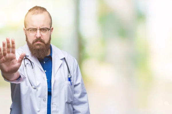 Joven Médico Caucásico Vestido Con Bata Blanca Médica Sobre Fondo —  Fotos de Stock