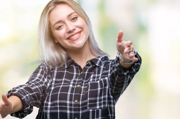 Mujer Rubia Joven Sobre Fondo Aislado Mirando Cámara Sonriendo Con —  Fotos de Stock