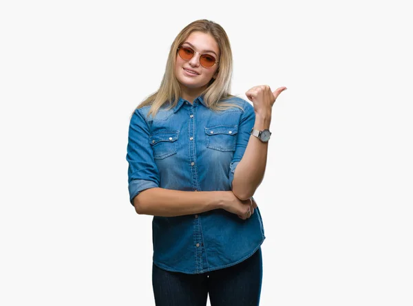 Mujer Caucásica Joven Con Gafas Sol Sobre Fondo Aislado Sonriendo —  Fotos de Stock