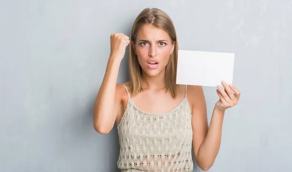 Beautiful Young Woman Grunge Grey Wall Holding Blank Card Annoyed — Stock Photo, Image