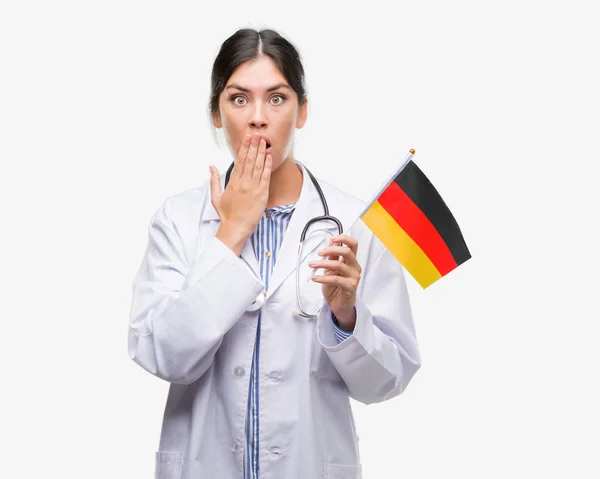 Junge Hispanische Ärztin Mit Deutschland Fahne Bedeckt Mund Mit Hand — Stockfoto