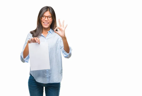 Giovane Donna Asiatica Sfondo Isolato Tenendo Carta Bianca Facendo Segno — Foto Stock