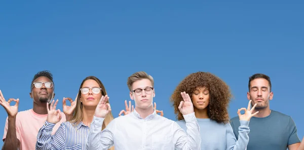 Eine Gruppe Von Freunden Auf Blauem Schwarzgrund Entspannt Sich Und — Stockfoto