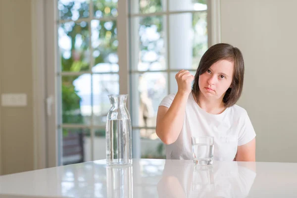 Syndrom Frau Hause Wasser Trinken Genervt Und Frustriert Schreien Vor — Stockfoto