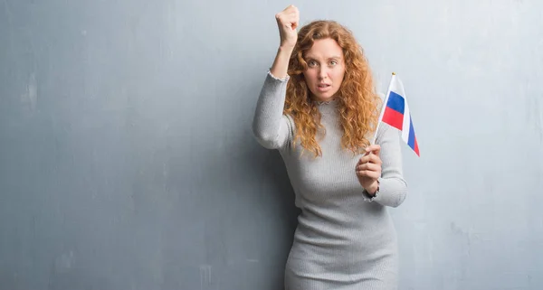 Młody Rude Kobiety Ponad Szary Tło Ściany Trzymając Flaga Rosji — Zdjęcie stockowe