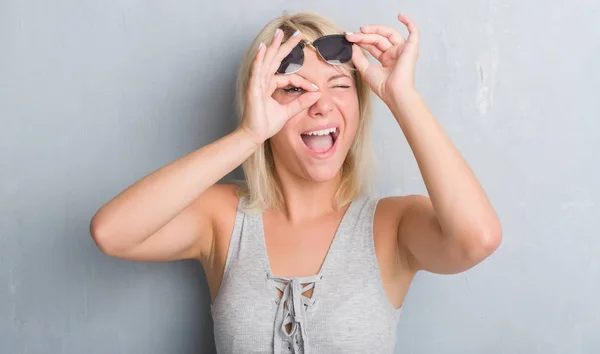 Mujer Caucásica Adulta Sobre Pared Gris Grunge Usando Gafas Sol —  Fotos de Stock