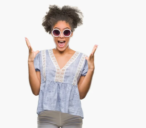 Mujer Afroamericana Joven Con Gafas Sobre Fondo Aislado Celebrando Loco — Foto de Stock