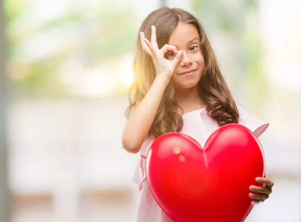 Брюнетка Латиноамериканського Дівчина Холдинг Червоні Серця Щасливим Обличчям Посміхаючись Роблячи — стокове фото