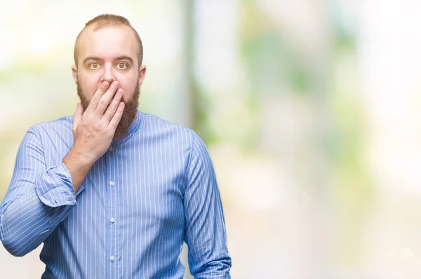 Young Caucasian Hipster Man Isolated Background Shocked Covering Mouth Hands — Stock Photo, Image