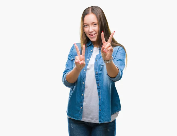 Mujer Hermosa Caucásica Joven Sobre Fondo Aislado Sonriendo Mirando Cámara — Foto de Stock