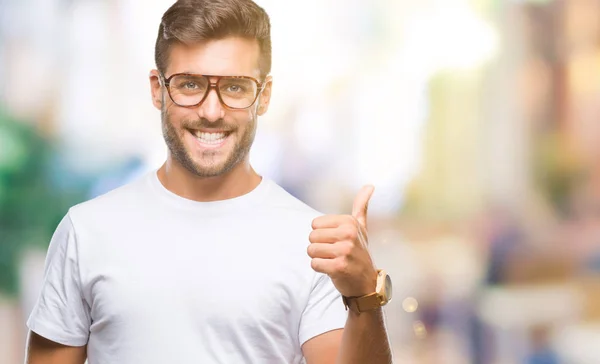 Joven Hombre Guapo Con Gafas Sobre Fondo Aislado Haciendo Gesto —  Fotos de Stock