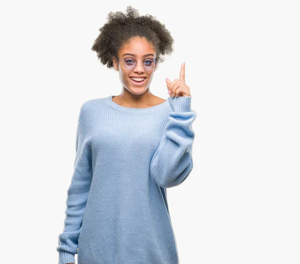 Fiatal Afro Amerikai Szemüveg Alatt Elszigetelt Háttér Ujját Fel Sikeres — Stock Fotó
