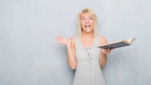 Caucasian Adult Woman Grey Grunge Wall Reading Book Very Happy — Stock Photo, Image