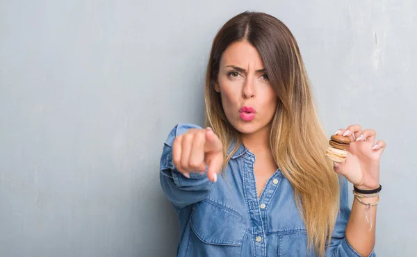 Joven Mujer Adulta Sobre Pared Grunge Gris Comiendo Macarrones Chocolate —  Fotos de Stock