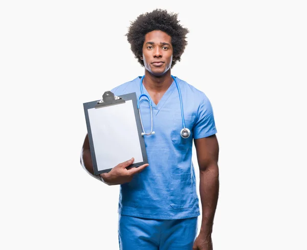 Afro Americký Chirurg Doktor Drží Schránky Člověka Nad Izolované Pozadí — Stock fotografie