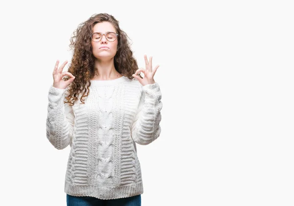 Schöne Brünette Lockige Haare Junge Mädchen Tragen Winterpullover Über Isoliertem — Stockfoto