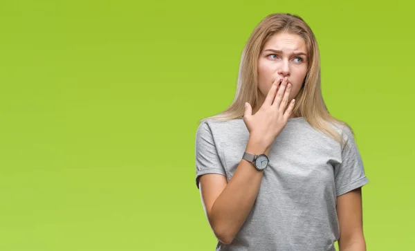 Mujer Caucásica Joven Sobre Fondo Aislado Aburrido Bostezo Cansado Cubriendo — Foto de Stock