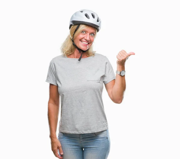 Donna Ciclista Caucasica Mezza Età Che Indossa Casco Sicurezza Sfondo — Foto Stock