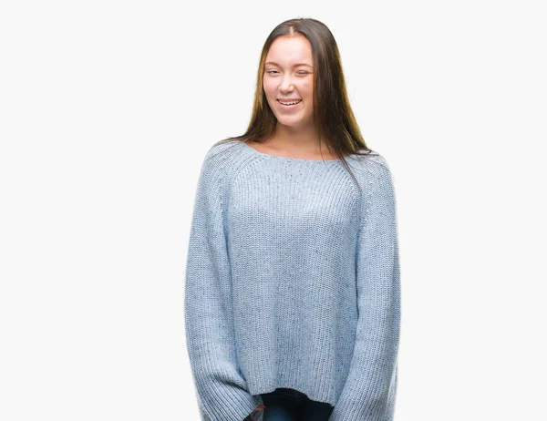 Junge Schöne Kaukasische Frau Trägt Winterpullover Über Isoliertem Hintergrund Zwinkert — Stockfoto