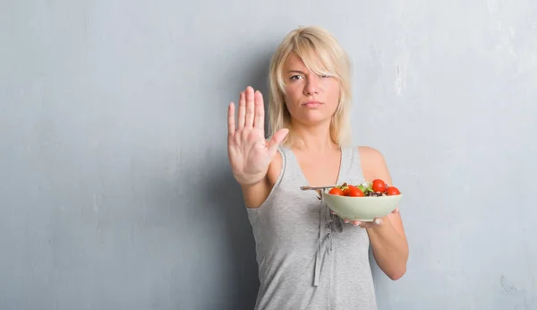 Vuxen Kaukasisk Kvinna Över Grunge Grå Vägg Äta Tomatsallad Med — Stockfoto