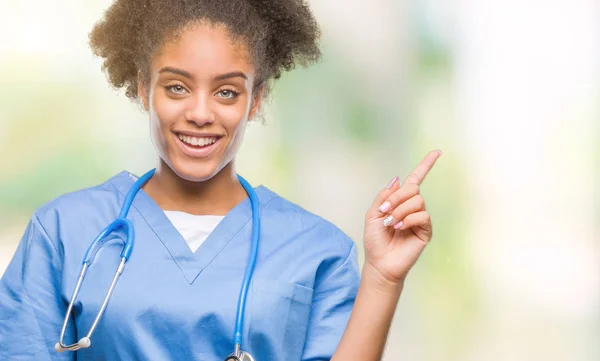 Junge Afroamerikanische Ärztin Über Isoliertem Hintergrund Mit Einem Breiten Lächeln — Stockfoto