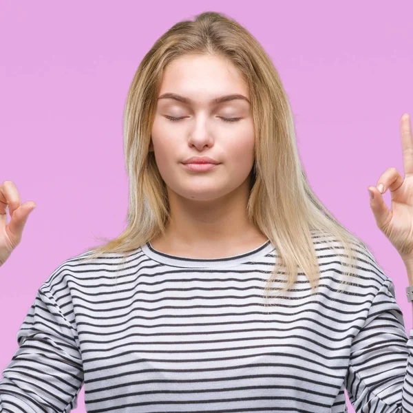 Mujer Joven Caucásica Sobre Fondo Aislado Relajarse Sonreír Con Los — Foto de Stock