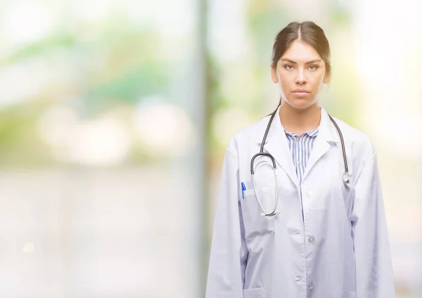 Jovem Mulher Médica Hispânica Com Uma Expressão Confiante Rosto Inteligente — Fotografia de Stock