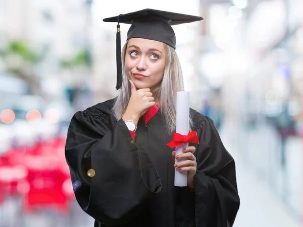 Giovane Donna Bionda Che Indossa Laurea Uniforme Possesso Laurea Sfondo — Foto Stock