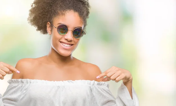 Mladá Afro Americký Žena Nosí Sluneční Brýle Izolované Pozadí Sebevědomým — Stock fotografie