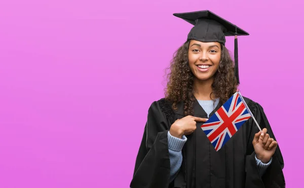 Jeune Femme Hispanique Portant Uniforme Graduation Tenant Drapeau Royaume Uni — Photo