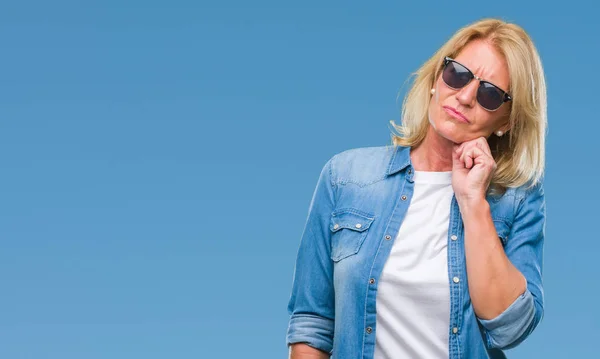 Blonde Frau Mittleren Alters Mit Sonnenbrille Über Isoliertem Hintergrund Die — Stockfoto