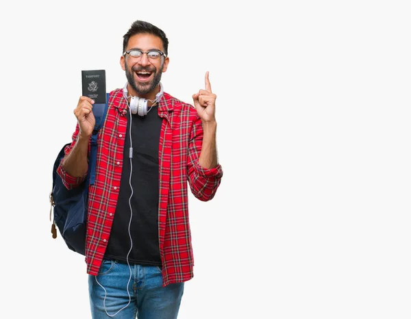 大人のヒスパニック学生男持株パスポート上のアメリカの分離アイデアや質問 ナンバーワンの幸せそうな顔で指を指していると驚かれる背景 — ストック写真