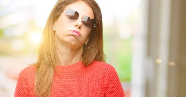 Mujer Mediana Edad Con Gafas Sol Corazón Con Expresión Somnolienta — Foto de Stock