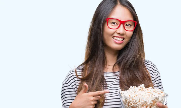 Giovane Donna Asiatica Mangiare Popcorn Sfondo Isolato Molto Felice Che — Foto Stock