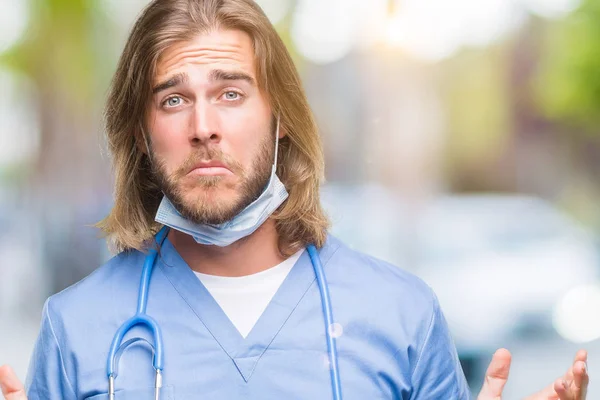 Joven Médico Guapo Con Pelo Largo Sobre Fondo Aislado Expresión — Foto de Stock