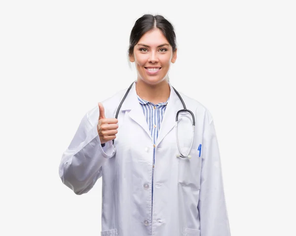 Joven Doctora Hispana Feliz Con Una Gran Sonrisa Haciendo Buen — Foto de Stock