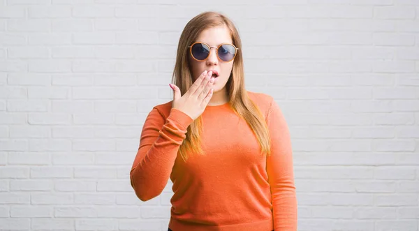 Mujer Adulta Joven Sobre Pared Ladrillo Blanco Con Gafas Sol —  Fotos de Stock