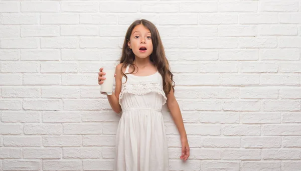 Młode Dziecko Hiszpanin Biały Cegła Mur Picia Szklankę Mleka Przestraszony — Zdjęcie stockowe