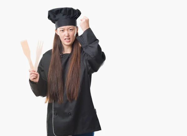 Jovem Chinesa Sobre Fundo Isolado Vestindo Uniforme Chef Irritado Frustrado — Fotografia de Stock