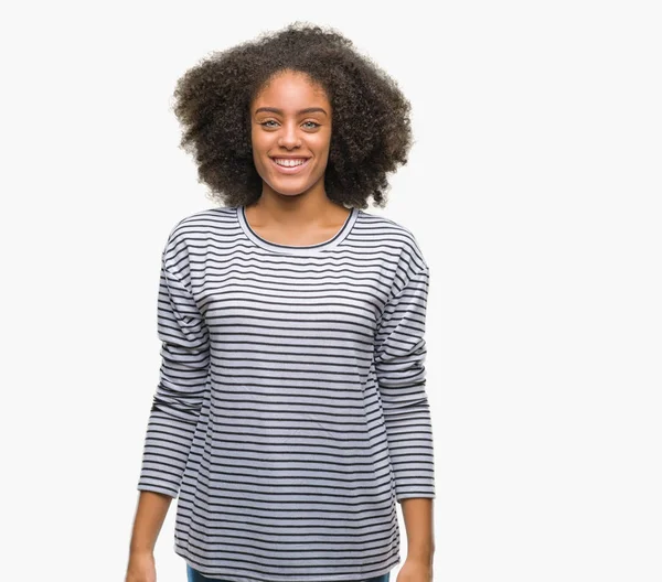 Jonge Afro Amerikaanse Vrouw Geïsoleerde Achtergrond Met Een Gelukkig Cool — Stockfoto