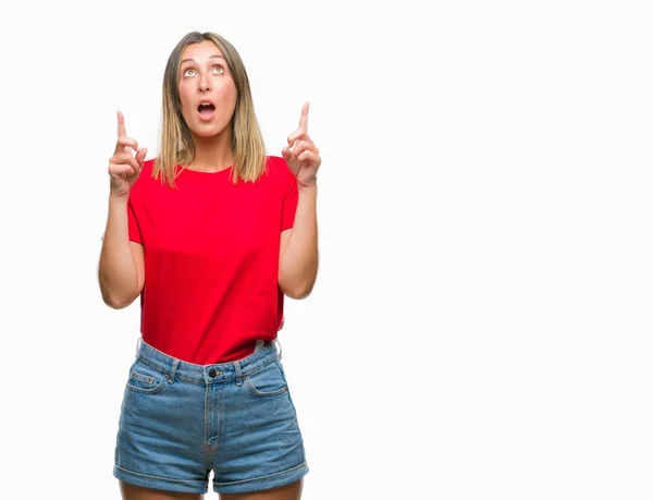 Joven Hermosa Mujer Sobre Fondo Aislado Sorprendido Sorprendido Mirando Hacia — Foto de Stock