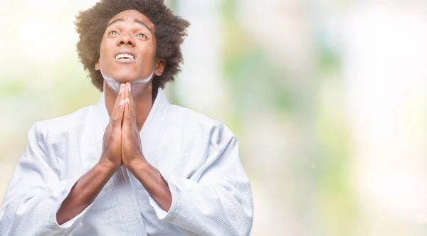 Afro Amerikansk Man Bär Karate Kimono Över Isolerade Bakgrund Tigger — Stockfoto