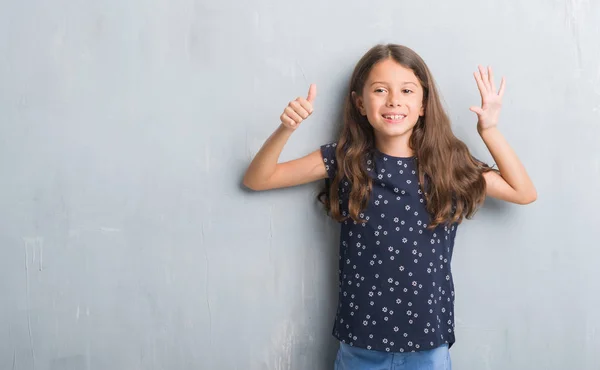 Jonge Latino Jongen Grunge Grijs Muur Tonen Met Vingers Omhoog — Stockfoto