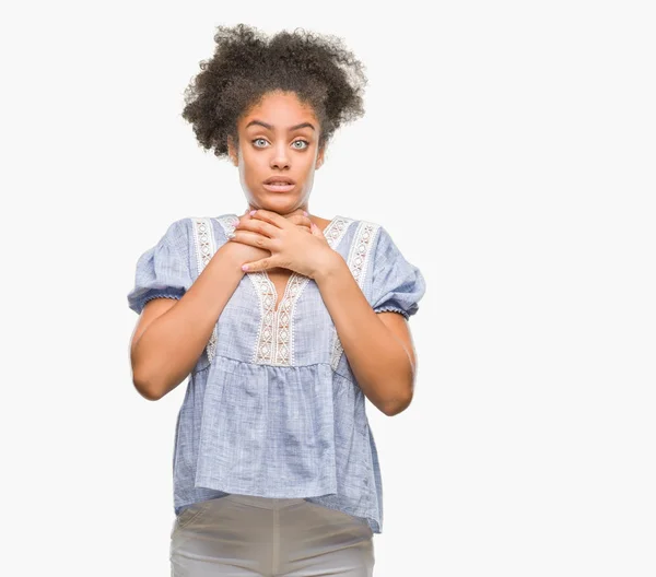 Jovem Afro Americana Sobre Fundo Isolado Gritando Sufocar Porque Doloroso — Fotografia de Stock