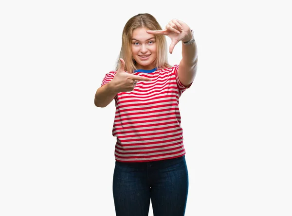 Mulher Caucasiana Jovem Sobre Fundo Isolado Sorrindo Fazendo Quadro Com — Fotografia de Stock