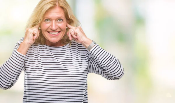 Blonde Vrouw Van Middelbare Leeftijd Geïsoleerde Achtergrond Die Betrekking Hebben — Stockfoto