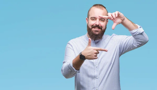 Homem Jovem Hipster Caucasiano Sobre Fundo Isolado Sorrindo Fazendo Quadro — Fotografia de Stock