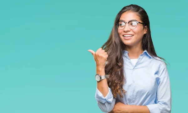 Jovem Bela Árabe Mulher Vestindo Óculos Sobre Isolado Fundo Sorrindo — Fotografia de Stock